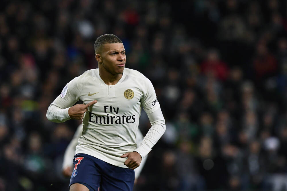 去年我国GDP首次跃上140万亿元新台阶，预期目标圆满实现